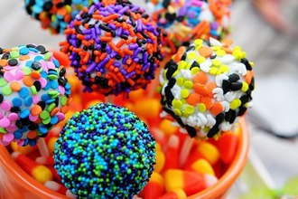 Цветные конфеты на палочке
